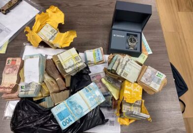 Operação da PF contra desvios na Saúde encontra dinheiro escondido embaixo do sofá em Xerém, Duque de Caxias