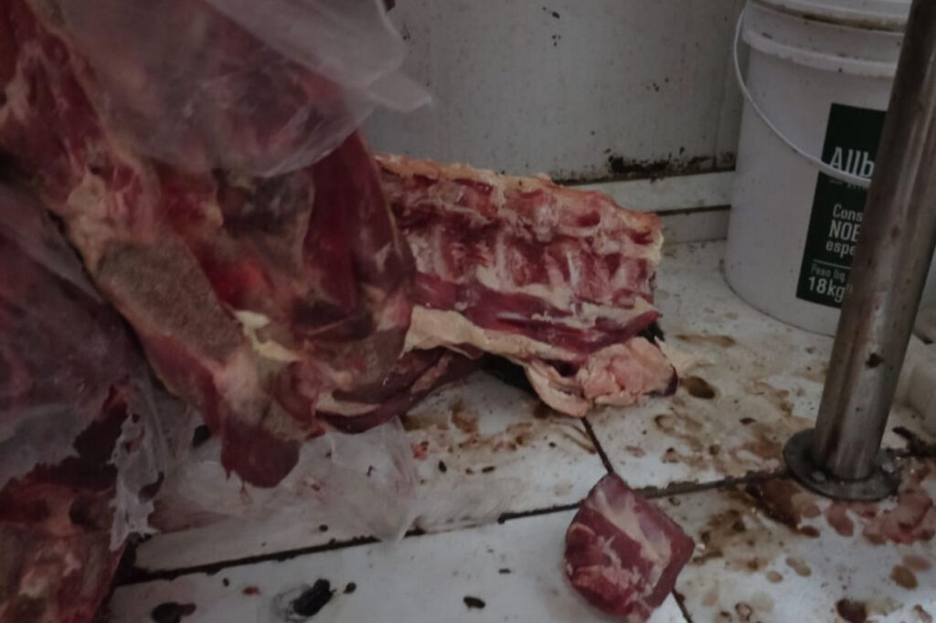 Vigilância Sanitária apreende 885 quilos de alimentos impróprios e interdita supermercado em Campos 1 with 247477 Easy Resize.com