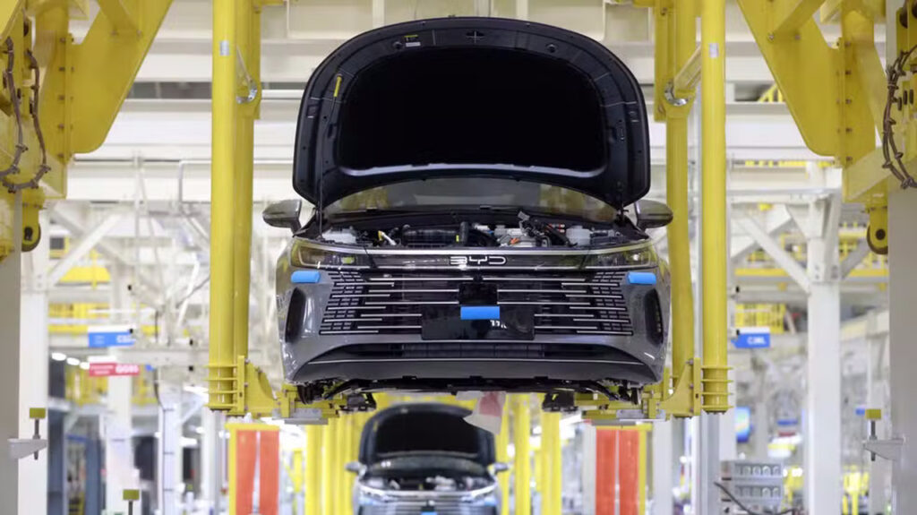 Carros elétricos chineses disparam no Brasil e derrubam preços de novos e usados 1 Fábrica da BYD, na Bahia, teve prorrogação em cota de importação de kits pré-fabricados da China — Foto: Joá Souza/GOVBA