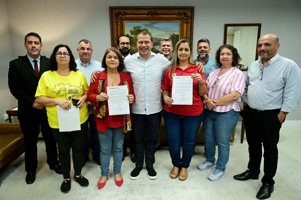 Frederico enviará projeto à Câmara para complementação salarial de profissionais do Magistério 1 Frederico Paes com o Sepe e Siprosep