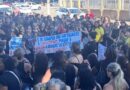 Servidores da Educação de Campos fazem manifestação na porta da Prefeitura reivindicando valorização profissional