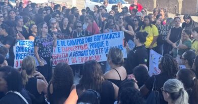 Servidores da Educação de Campos fazem manifestação na porta da Prefeitura reivindicando valorização profissional