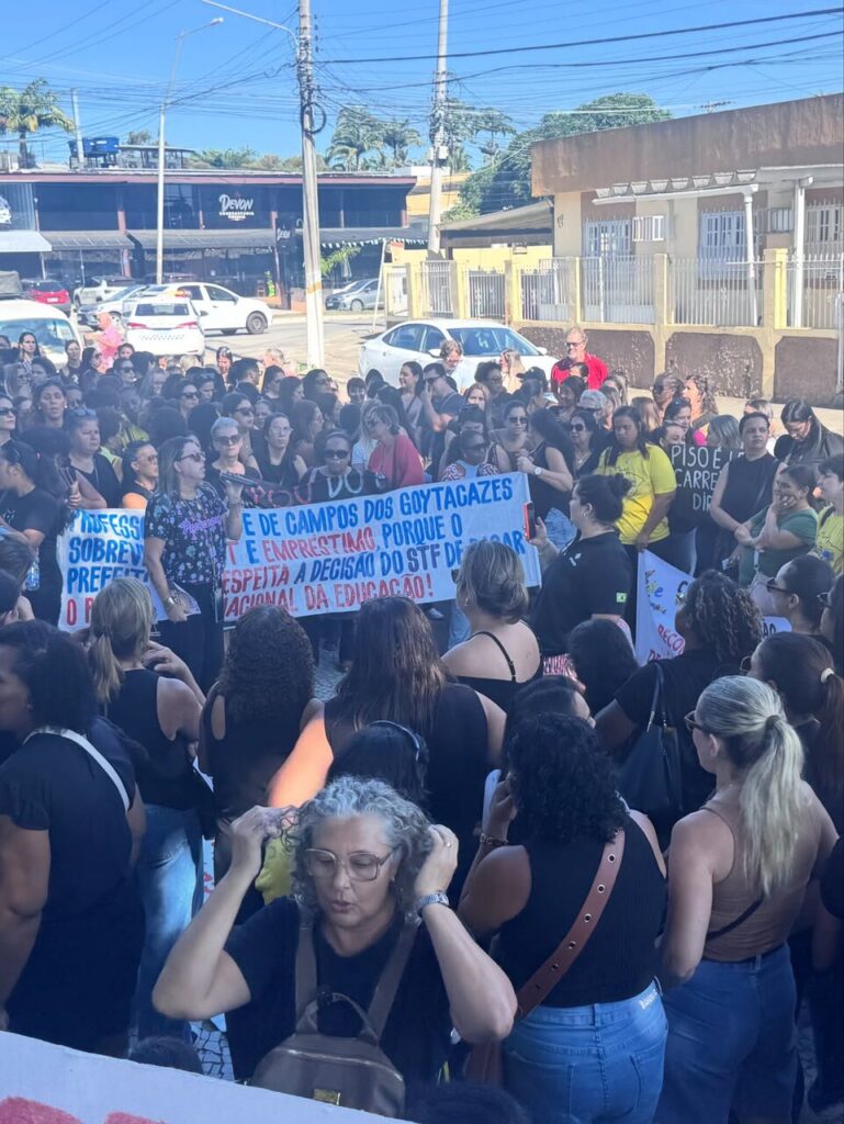 Servidores da Educação de Campos fazem manifestação na porta da Prefeitura reivindicando valorização profissional 1 Um salve aos profissionais do magisterio em Campos que nao arredam o pe da luta. A lei aprovada Easy Resize.com