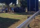 Motorista deixa motel sem pagar, derruba portão e colide em van durante fuga em Campos