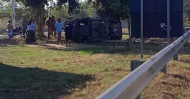 Motorista deixa motel sem pagar, derruba portão e colide em van durante fuga em Campos