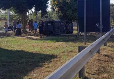 Motorista deixa motel sem pagar, derruba portão e colide em van durante fuga em Campos