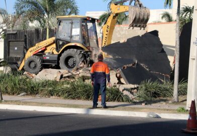 Construção irregular é removida de canteiro no Parque Rio Branco
