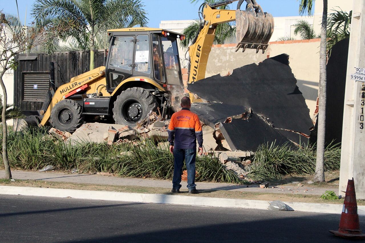 Construção irregular é removida de canteiro no Parque Rio Branco