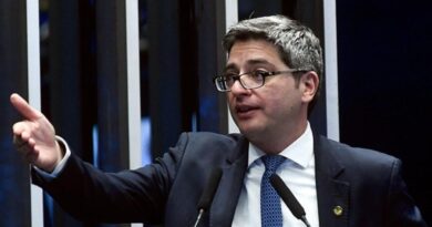PL escolhe Carlos Portinho como pré-candidato ao Senado na vaga de Cláudio Castro