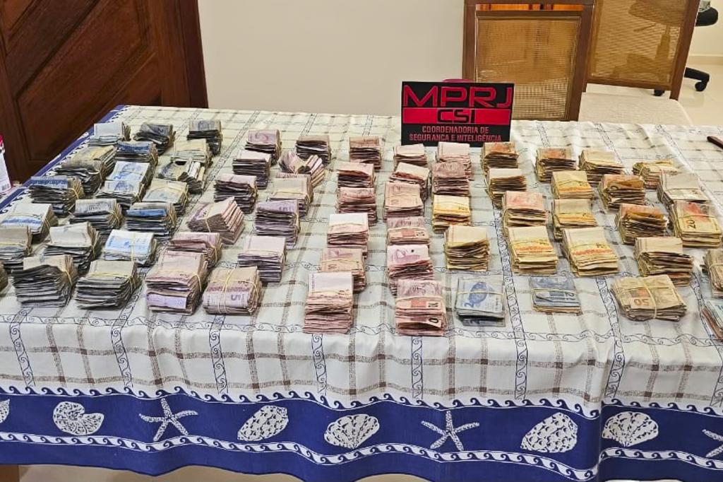 MPRJ denuncia e cumpre mandados de busca e apreensão contra acusados de desviar recursos públicos da Pestalozzi de Itaocara 1 Dinheiro apreendido durante operação em Itaocara