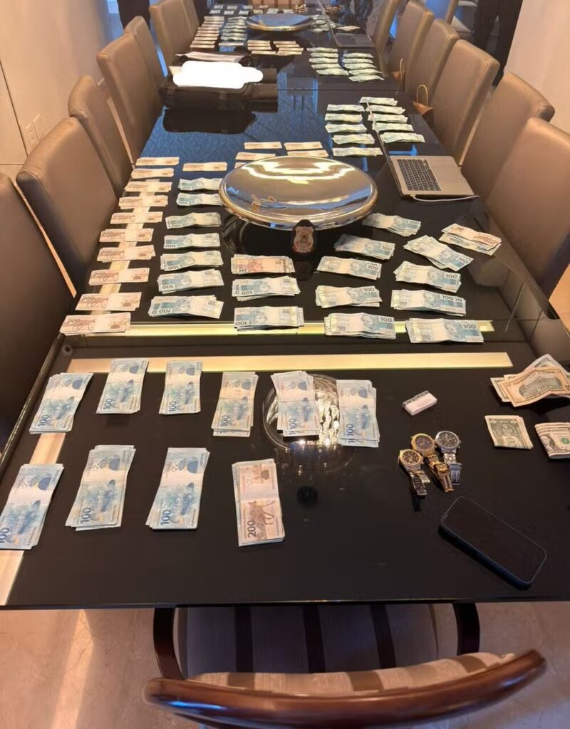 Dinheiro e relógios de luxo foram apreendidos pela PF, na terceira fase da Operação Rent a Car, denominada Operação Galho Fraco II: alvos são pessoas do em torno do deputado Sóstenes Cavalcante — Foto: Divulgação/Polícia federal
