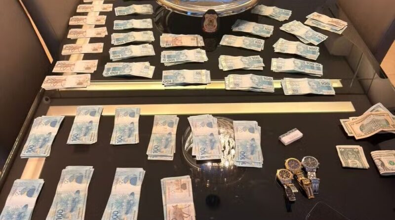 Dinheiro e relógios de luxo foram apreendidos pela PF, na terceira fase da Operação Rent a Car, denominada Operação Galho Fraco II: alvos são pessoas do em torno do deputado Sóstenes Cavalcante — Foto: Divulgação/Polícia federal