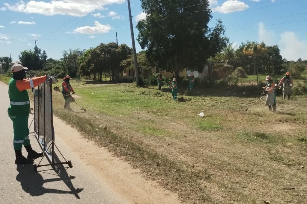 Limpeza Pública de Campos atua em diversos bairros e reforça incentivo ao descarte nos PEVEs 1 with 248516 Easy Resize.com