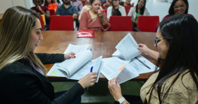 Aprovados começam a assinar contrato do Processo Seletivo da Assistência Social de Campos
