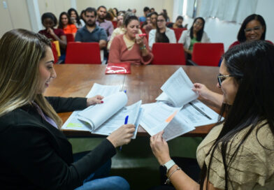 Aprovados começam a assinar contrato do Processo Seletivo da Assistência Social de Campos