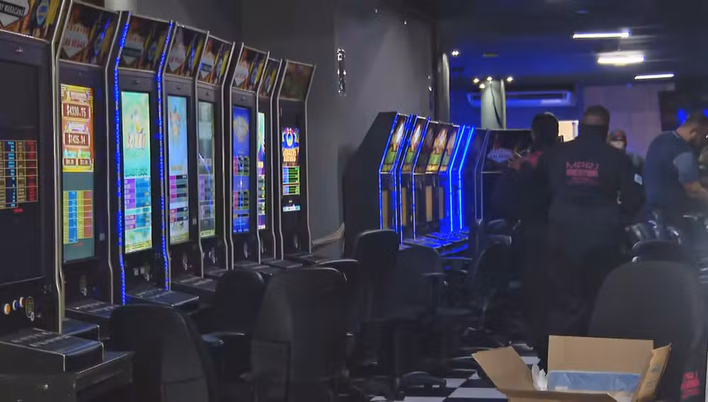 MPRJ estoura bingo na principal rua da Tijuca, na Zona Norte do Rio, e quase 100 caça-níqueis são recolhidos