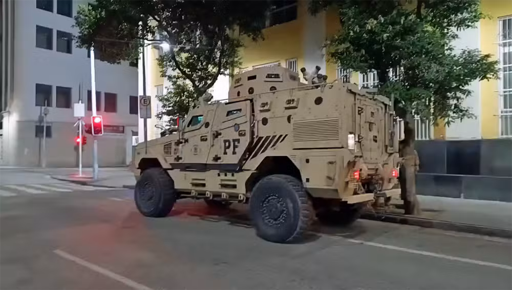 PF mira esquema de fraude na emissão de CPFs e cumpre mandados na Cidade de Deus com blindados