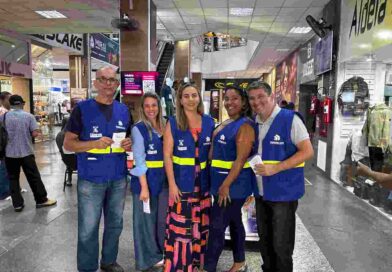 Fundecam segue nas ruas do Centro levando informações sobre microcrédito aos lojistas