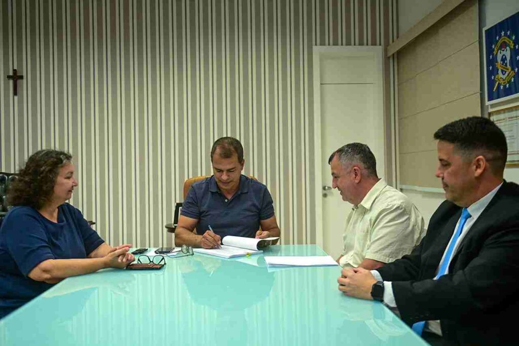 Prefeito Frederico Paes homologa concurso público da Educação 1 Prefeito Frederico Paes homologa concurso da Educação de Campos