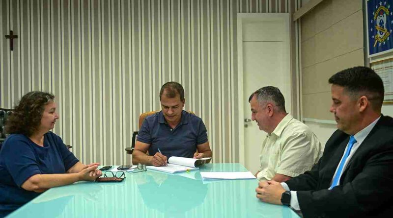 Prefeito Frederico Paes homologa concurso da Educação de Campos