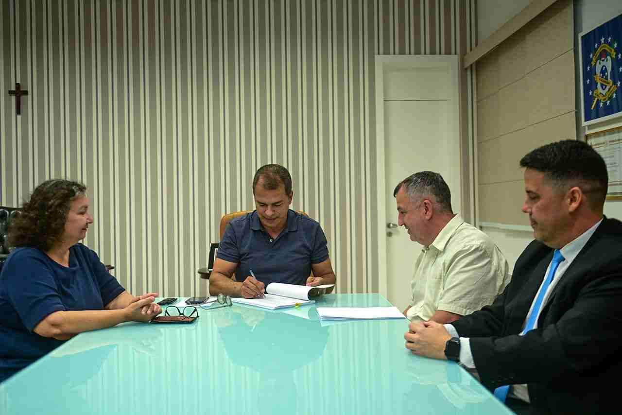 Prefeito Frederico Paes homologa concurso público da Educação