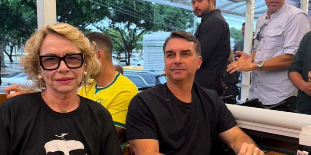 Em café da manhã com os candidatos no Rio, Flávio Bolsonaro manda recado aos prefeitos ‘traidores’: não terão apoio à reeleição 1 Flávio Bolsonaro e a mãe, Rogéria: café de amanhã de aquecimento para a campanha