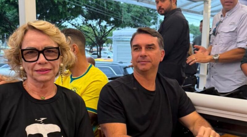 Flávio Bolsonaro e a mãe, Rogéria: café de amanhã de aquecimento para a campanha