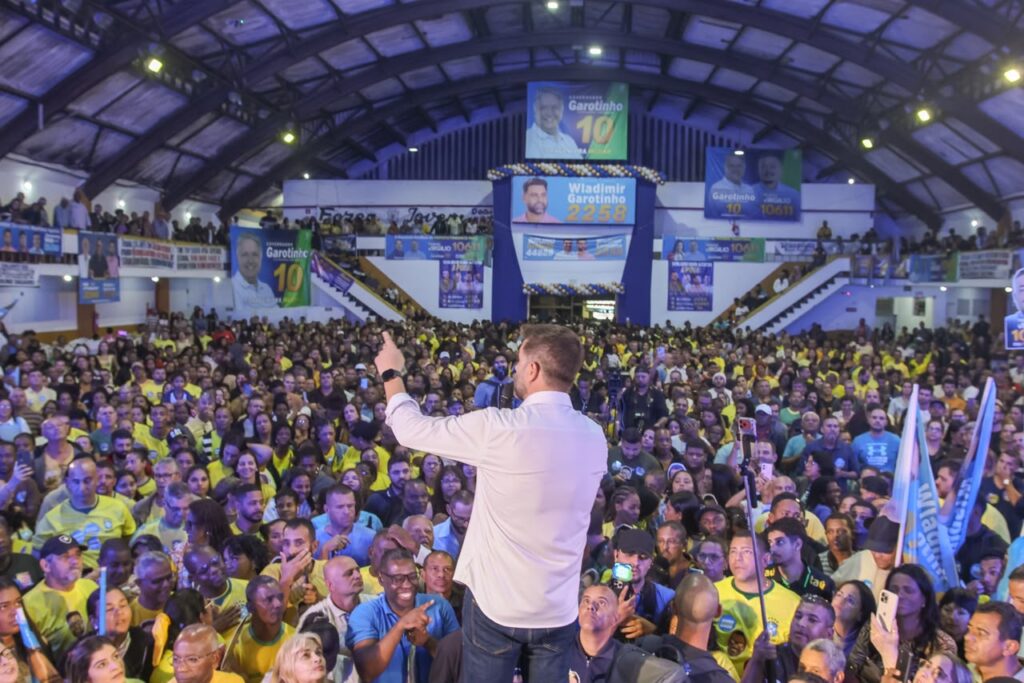 Bruno Dauaire é carregado nos braços em lançamento de candidatura que superlotou o Automóvel Clube 1 WhatsApp Image 2026 08 17 at 23.58.04