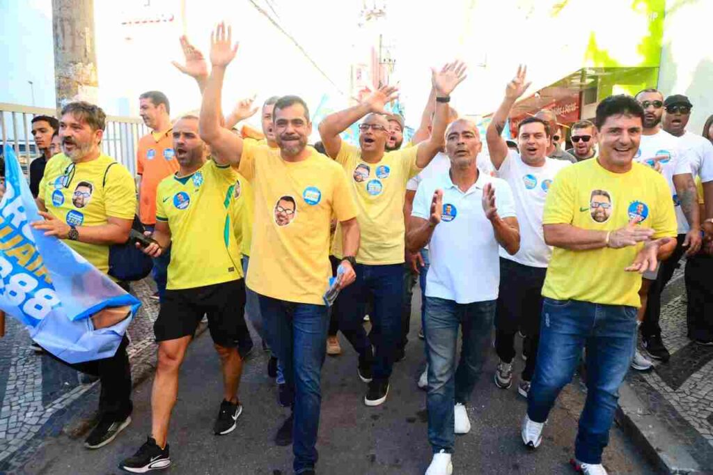 Romário e Bruno Dauaire percorrem o Centro de Campos em caminhada com grande adesão popular 1 Bruno Dauaire e Romário