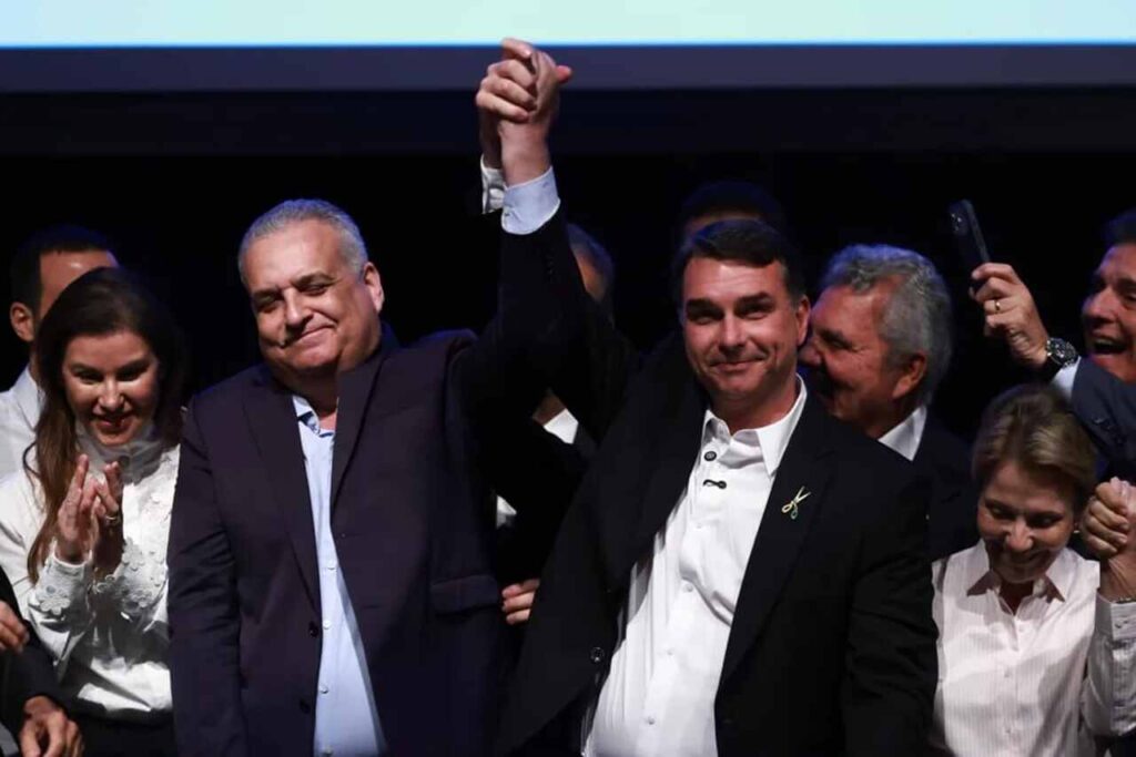 Flávio Bolsonaro anuncia Alfredo Gaspar, relator da CPI do INSS, como candidato a vice na disputa 1 Flávio Bolsonaro e o vice Alfredo Gaspar