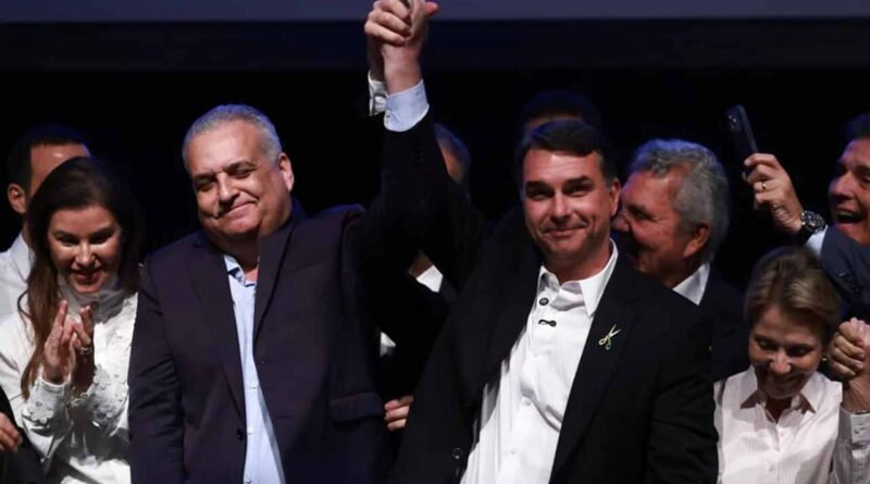 Flávio Bolsonaro e o vice Alfredo Gaspar