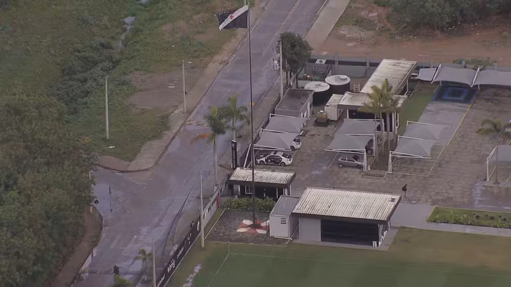 David Corrêa, jogador do Vasco, é alvo de buscas por tráfico de armas e drogas 1 Carro da Polícia Civil no CT do Vasco