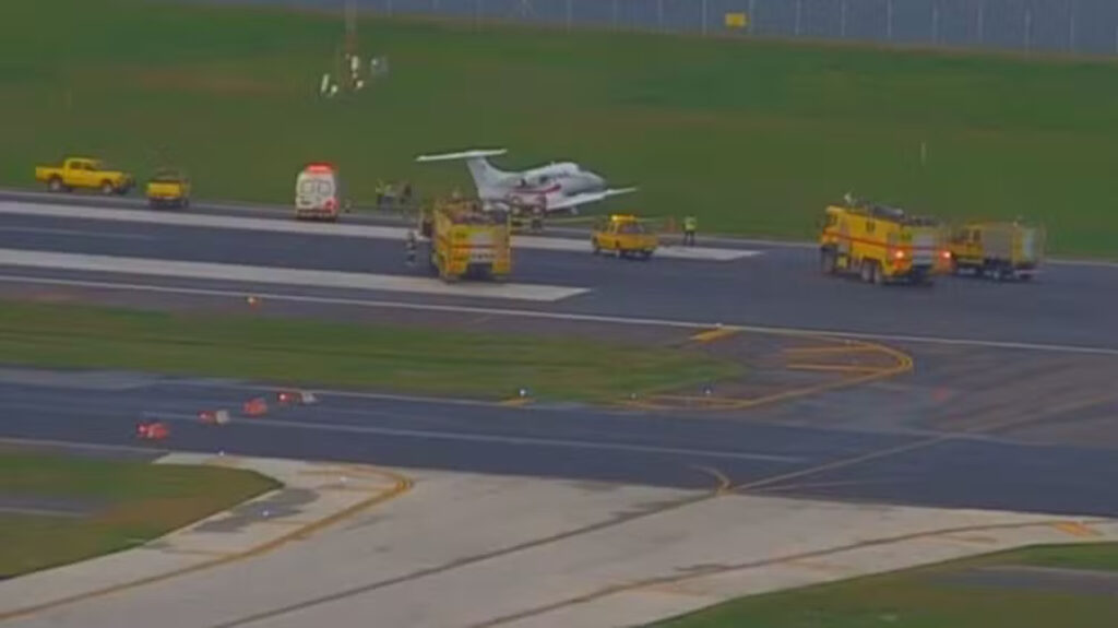 Avião de pequeno porte sai da pista e Santos Dumont interrompe operações — Foto: Reprodução/Youtube Aviation TV
