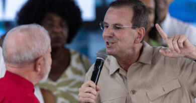 Jordy pede inelegibilidade de Eduardo Paes por suposta ligação com grupos criminosos e ex-prefeito fica sub judice