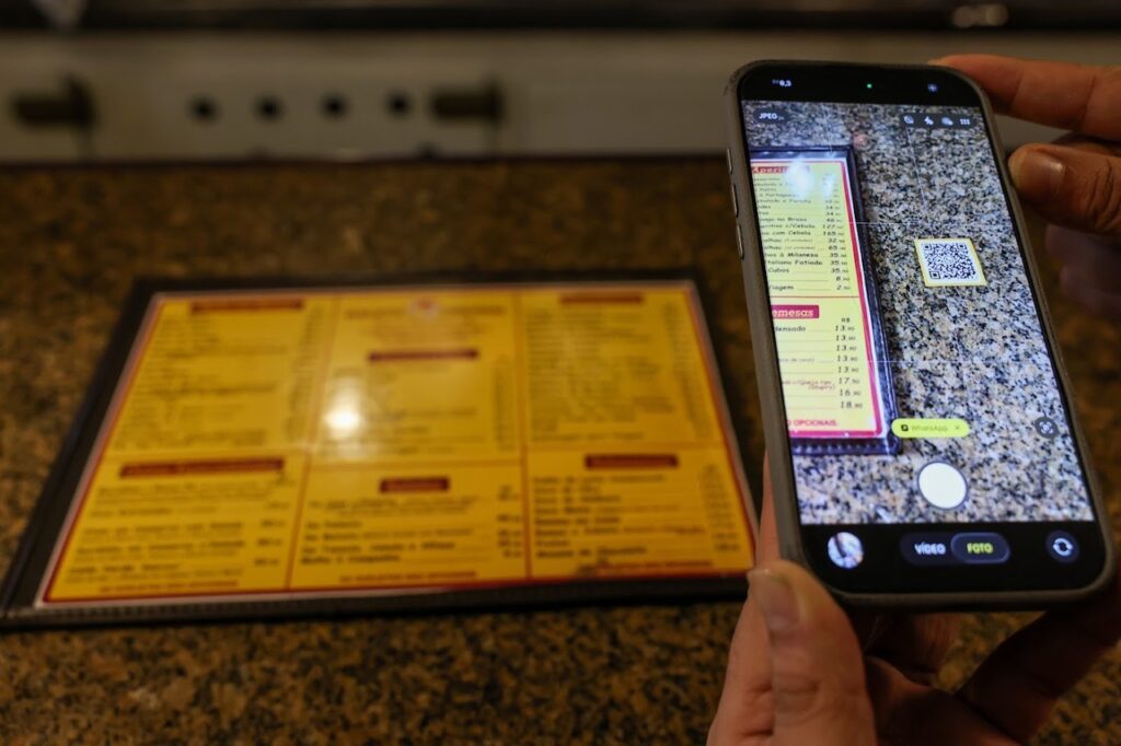 Comanda perdida e água da casa: veja 5 direitos do consumidor em bares do RJ 1 Cardápio QR Code