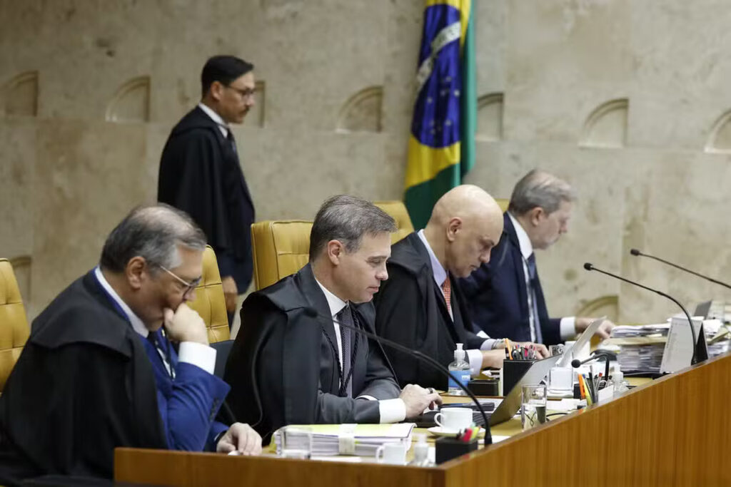 STF interrompe sessão sem definir como julgará caso de Moraes; Dino pede vista 1 Dino, Mendonça, Moraes e Toffoli durante sessão no STF