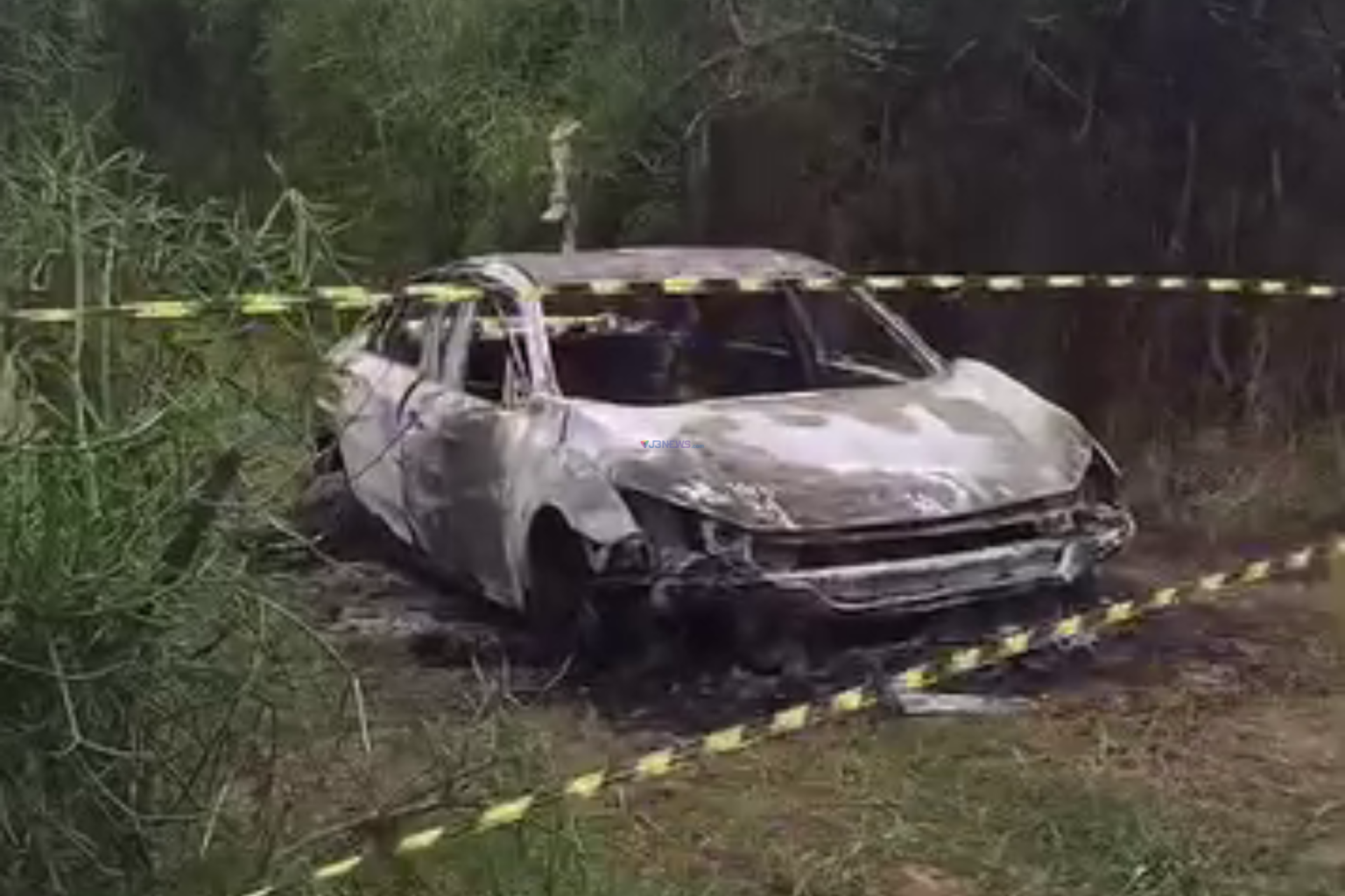 Carro usado em possível fuga após homicídio em Farol é encontrado queimado com corpo em SJB