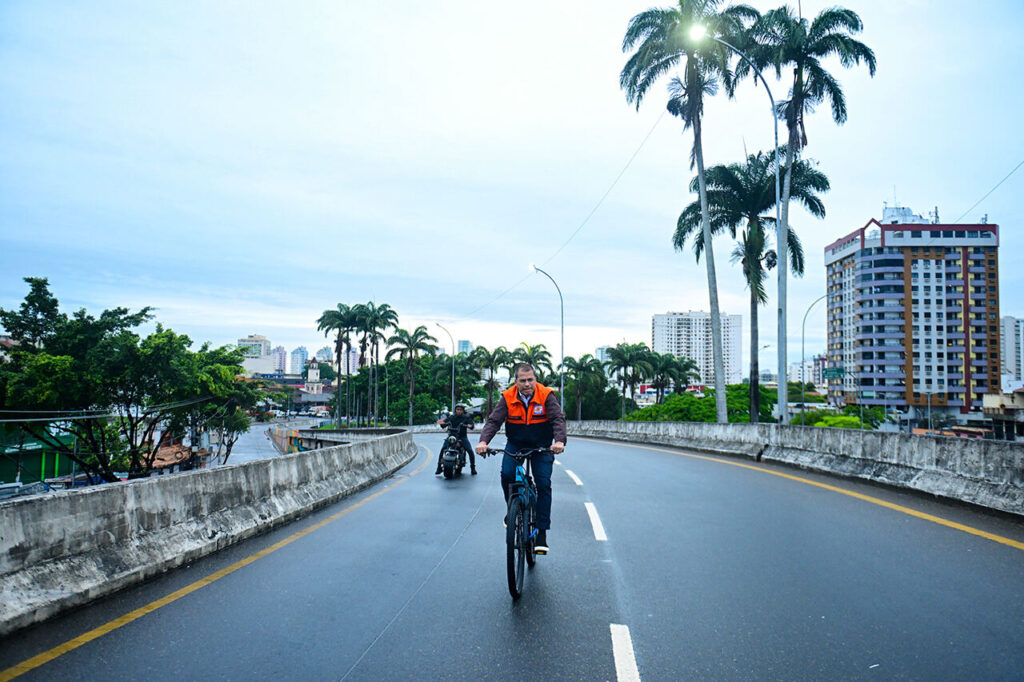 Prefeito Frederico Paes acompanha primeiro dia de operação para travessia de ciclistas e pedestres na Ponte Leonel Brizola 1 Frederico Paes acompanha primeiro dia de operação para travessia de ciclistas e pedestres na Ponte Leonel Brizola