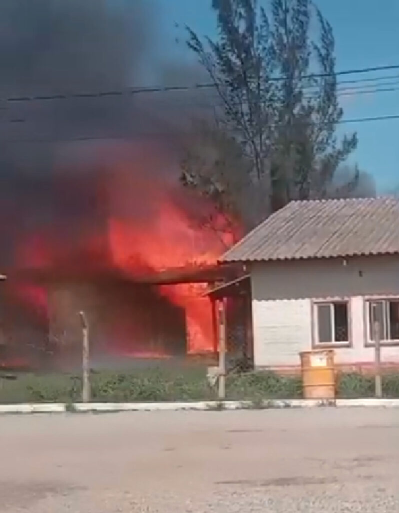 Incêndio de grandes proporções atinge galpão de empresa no Porto do Açu 1 Galpão pega fogo no Porto do Açu