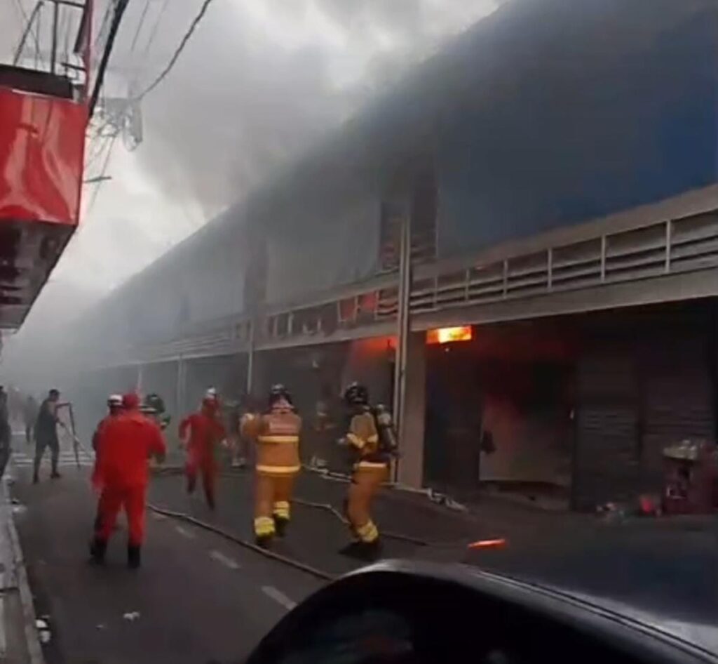 Incêndio de grandes proporções atinge camelódromo de Campos. Veja vídeo 1 Incêndio atinge Shopping Popular de Campos