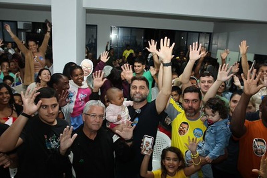 Área de esporte recebe do candidato a federal, Wladimir Garotinho, apoio e promessa de ampliação para atender mais crianças e jovens 1 Wladimir Garotinho reunião esportes