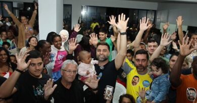 Área de esporte recebe do candidato a federal, Wladimir Garotinho, apoio e promessa de ampliação para atender mais crianças e jovens Wladimir Garotinho reunião esportes
