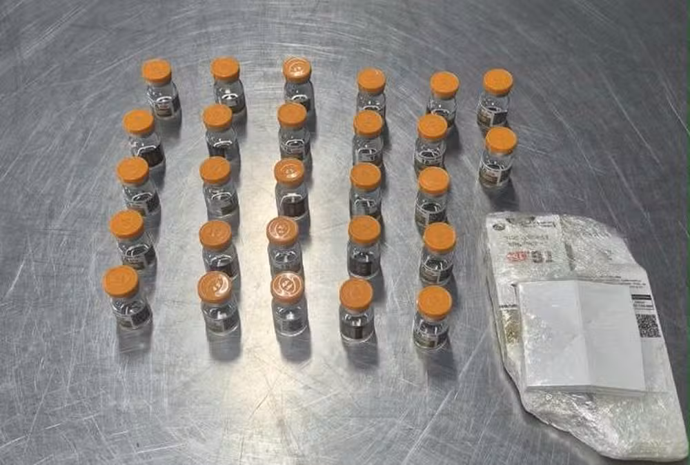 PF prende homem com 28 frascos de medicamento para emagrecimento no Galeão 1 medicamento