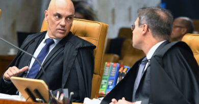 Fachin convoca plenário do STF para analisar relatório da PF sobre suposta relação de Moraes com Vorcaro Ministros Alexandre de Moraes e André Mendonça