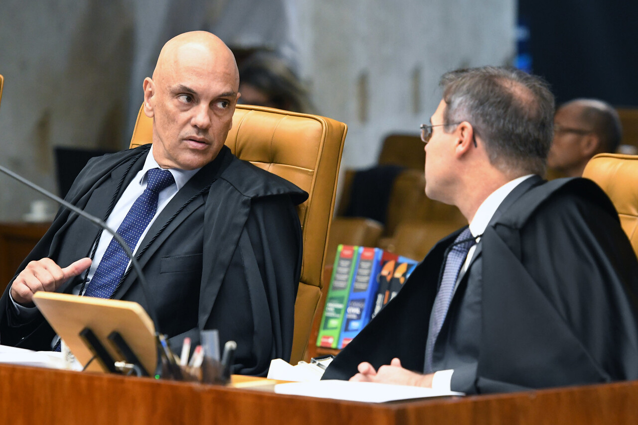 Moraes e Mendonça batem boca e quase chegam às vias de fato na chegada ao STF; segurança intervém