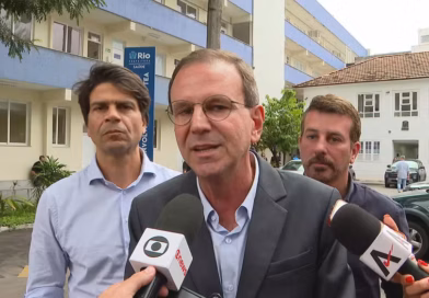 Paes promete criar centros de reabilitação para autistas em todos os municípios do RJ Paes promete criar centros de reabilitação para autistas em todos os municípios do RJ