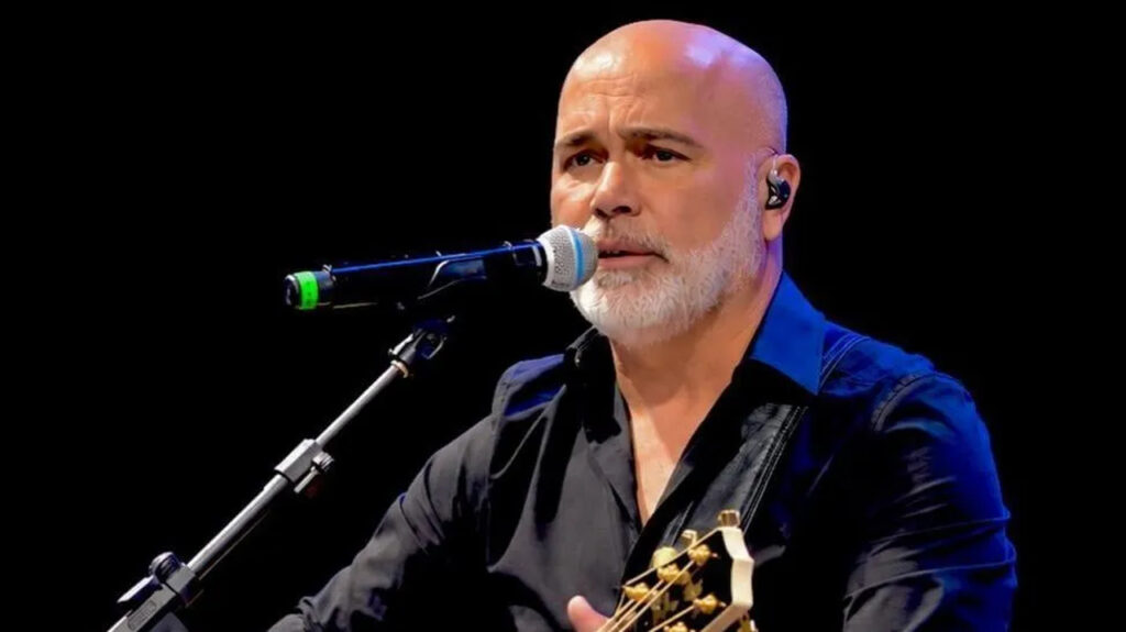 Destroços de helicóptero com cantor Rick são encontrados; não há sobreviventes 1 Rick Sollo, cantor e compositor, ficou conhecido pela dupla sertaneja com Renner