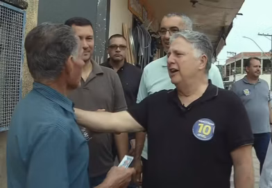 Garotinho diz que vai pagar piso nacional do magistério e propõe mudança no currículo das escolas do RJ Garotinho diz que vai pagar piso nacional do magistério e propõe mudança no currículo das escolas do RJ