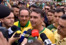 Flávio faz campanha onde o pai foi esfaqueado e diz que Dino age para defender Lula Flávio Bolsonaro em Juiz de Fora
