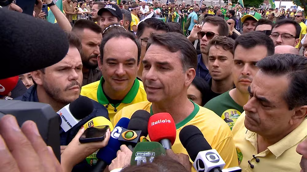 Flávio faz campanha onde o pai foi esfaqueado e diz que Dino age para defender Lula 1 Flávio Bolsonaro em Juiz de Fora